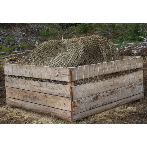 Hay net in the shape of a''Tablecloth'' in a bin